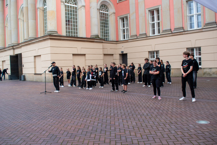 Aufführung der Potsdamer Tanzgruppe The RokkaZ bei der zweiten Veranstaltung „Kunst zur Zeit 2025“ im Innenhof des Landtages.