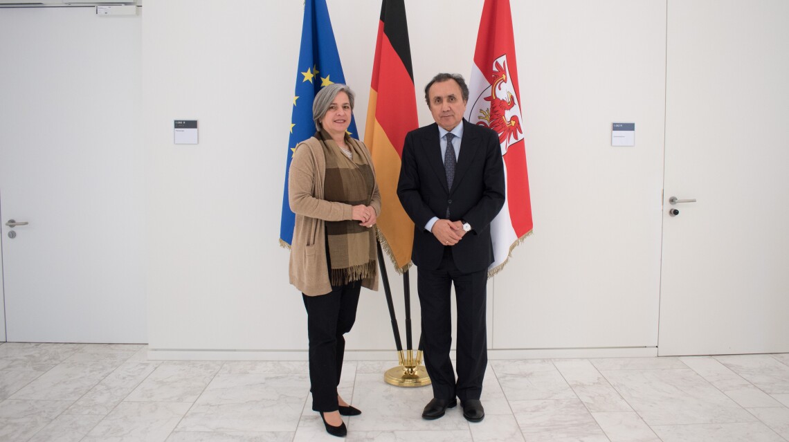 Landtagsvizepräsidentin Barbara Richstein (l.) empfing den Botschafter von Tadschikistan S. E. Imomudin Sattorov (r.) zu einem Antrittsbesuch im Landtag.