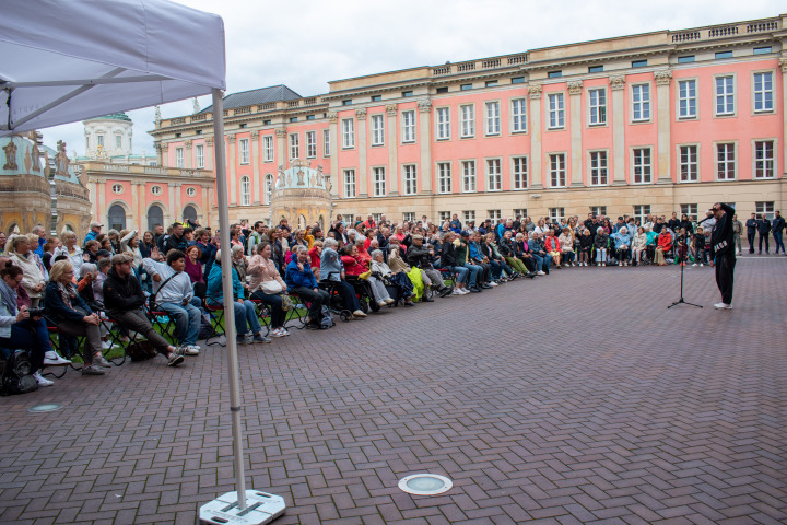 Impression der zweiten Veranstaltung „Kunst zur Zeit 2025“ mit der Potsdamer Tanzgruppe The RokkaZ