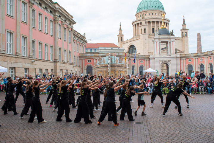 Aufführung der Potsdamer Tanzgruppe The RokkaZ bei der zweiten Veranstaltung „Kunst zur Zeit 2025“ im Innenhof des Landtages.