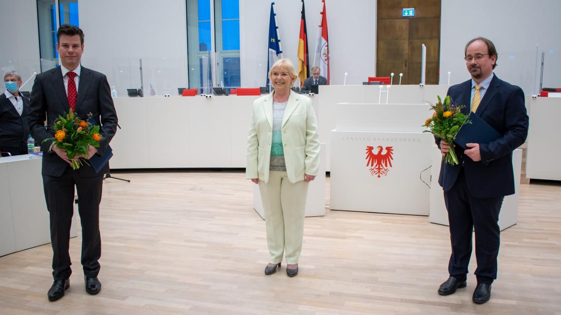 Landtagspräsidentin Prof. Dr. Ulrike Liedtke (m.) mit den zwei neuen Verfassungsrichtern Thomas Gerald Müller (l.) und Alexander Richter (r.)