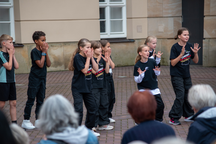 Aufführung der Potsdamer Tanzgruppe The RokkaZ bei der zweiten Veranstaltung „Kunst zur Zeit 2025“ im Innenhof des Landtages.