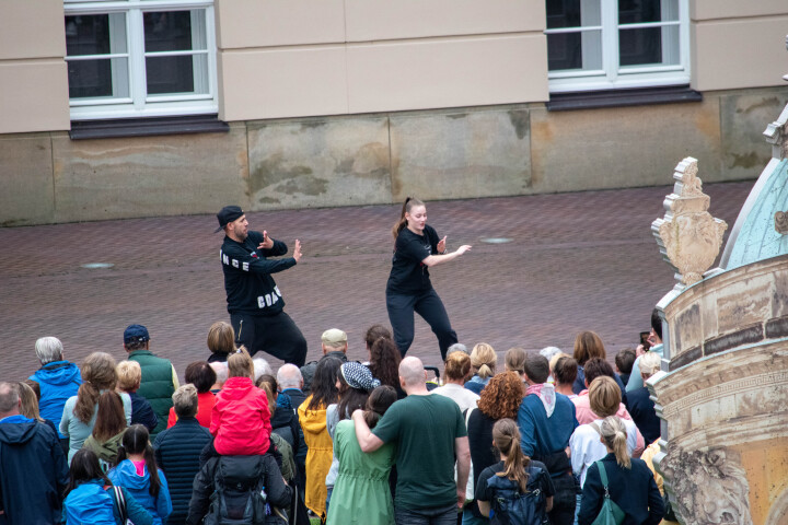 Impression der zweiten Veranstaltung „Kunst zur Zeit 2025“ mit der Potsdamer Tanzgruppe The RokkaZ