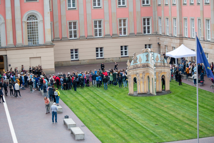 Impression der zweiten Veranstaltung „Kunst zur Zeit 2025“ mit der Potsdamer Tanzgruppe The RokkaZ