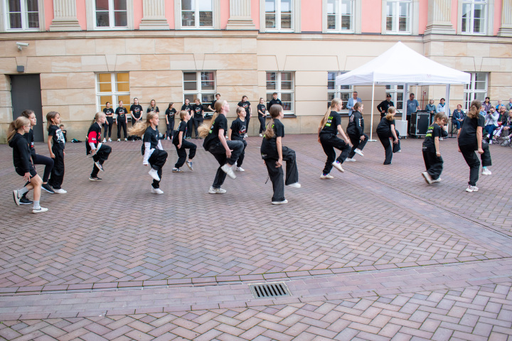 Aufführung der Potsdamer Tanzgruppe The RokkaZ bei der zweiten Veranstaltung „Kunst zur Zeit 2025“ im Innenhof des Landtages.