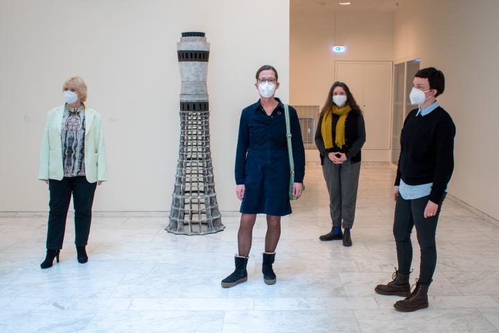 Landtagspräsidentin Prof. Dr. Ulrike Liedtke (1. v. l.) mit Jutta Pelz (2. v. l.), Petra Schmidt Dreyblatt (3. v. l.) und Christiane Bergelt (4. v. l.) vom Brandenburgischen Verband Bildender Künstlerinnen und Künstler e. V. (BVBK)