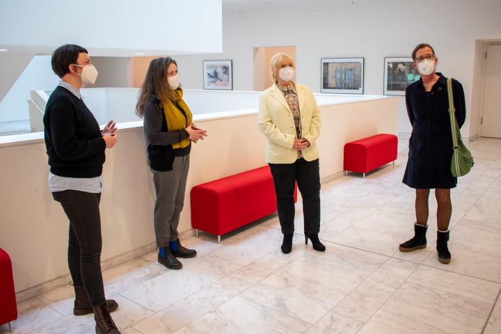 Landtagspräsidentin Prof. Dr. Ulrike Liedtke (2. v. r.) mit Petra Schmidt Dreyblatt (3. v. r.), Jutta Pelz (1. v. r.) und Christiane Bergelt (4. v. r.) vom Brandenburgischen Verband Bildender Künstlerinnen und Künstler e. V. (BVBK)