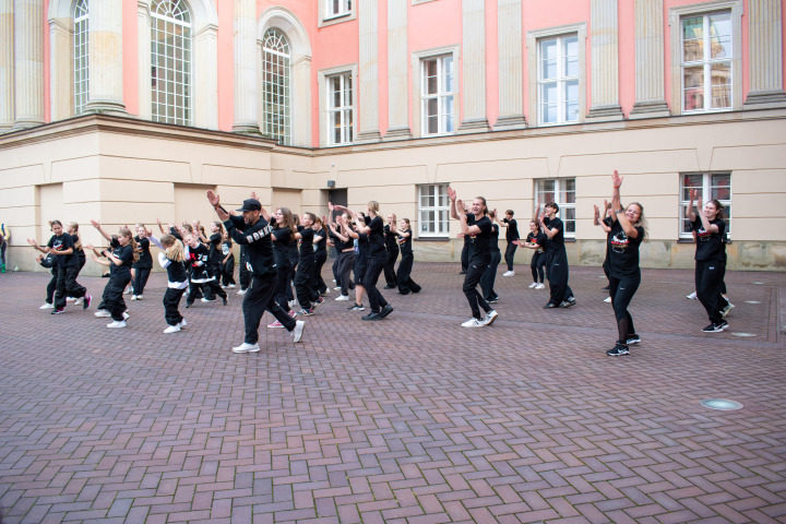 Aufführung der Potsdamer Tanzgruppe The RokkaZ bei der zweiten Veranstaltung „Kunst zur Zeit 2025“ im Innenhof des Landtages.