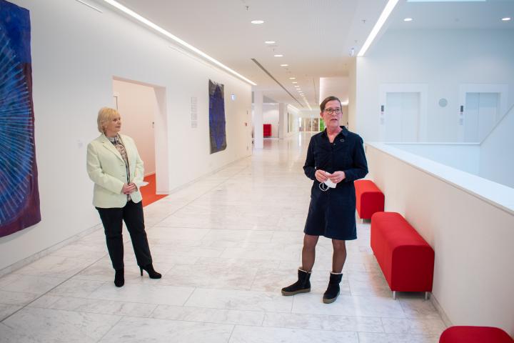 Landtagspräsidentin Prof. Dr. Ulrike Liedtke (l.) mit Jutta Pelz (r.), Vorsitzende des Brandenburgischen Verbands Bildender Künstlerinnen und Künstler e. V. (BVBK), die einen Einblick in die Ausstellung gibt.