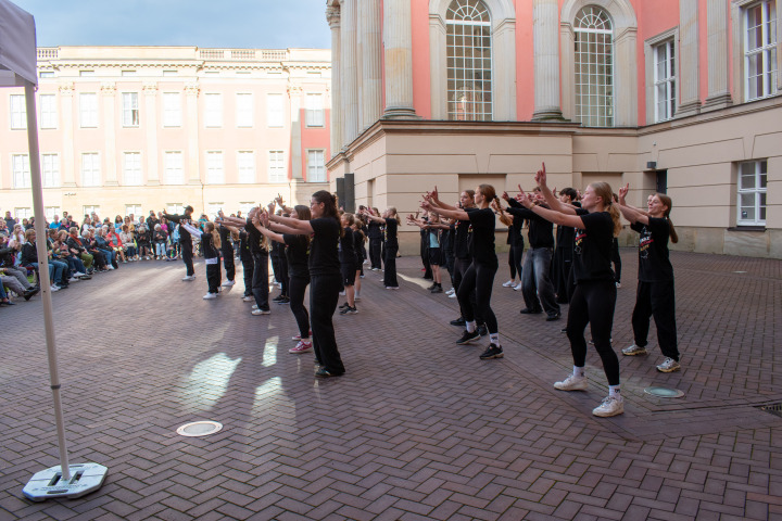 Aufführung der Potsdamer Tanzgruppe The RokkaZ bei der zweiten Veranstaltung „Kunst zur Zeit 2025“ im Innenhof des Landtages.