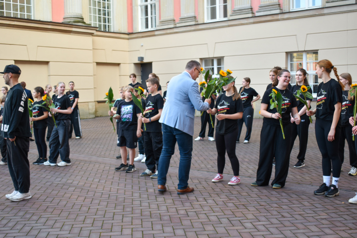 Vizepräsident Rainer Genilke bedankt sich bei der Tanzgruppe The RokkaZ für die Tanzaufführung.