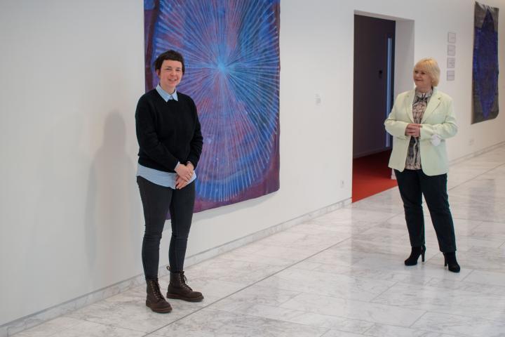 Landtagspräsidentin Prof. Dr. Ulrike Liedtke (r.) und Christiane Bergelt (l.), die von der Arbeit des Brandenburgischen Verbands Bildender Künstlerinnen und Künstler e. V. (BVBK) berichtet.