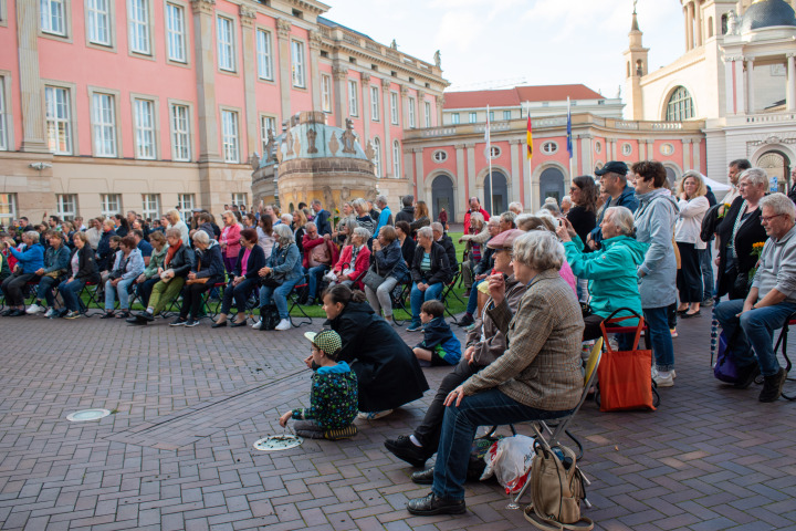 Impression der zweiten Veranstaltung „Kunst zur Zeit 2025“ mit der Potsdamer Tanzgruppe The RokkaZ
