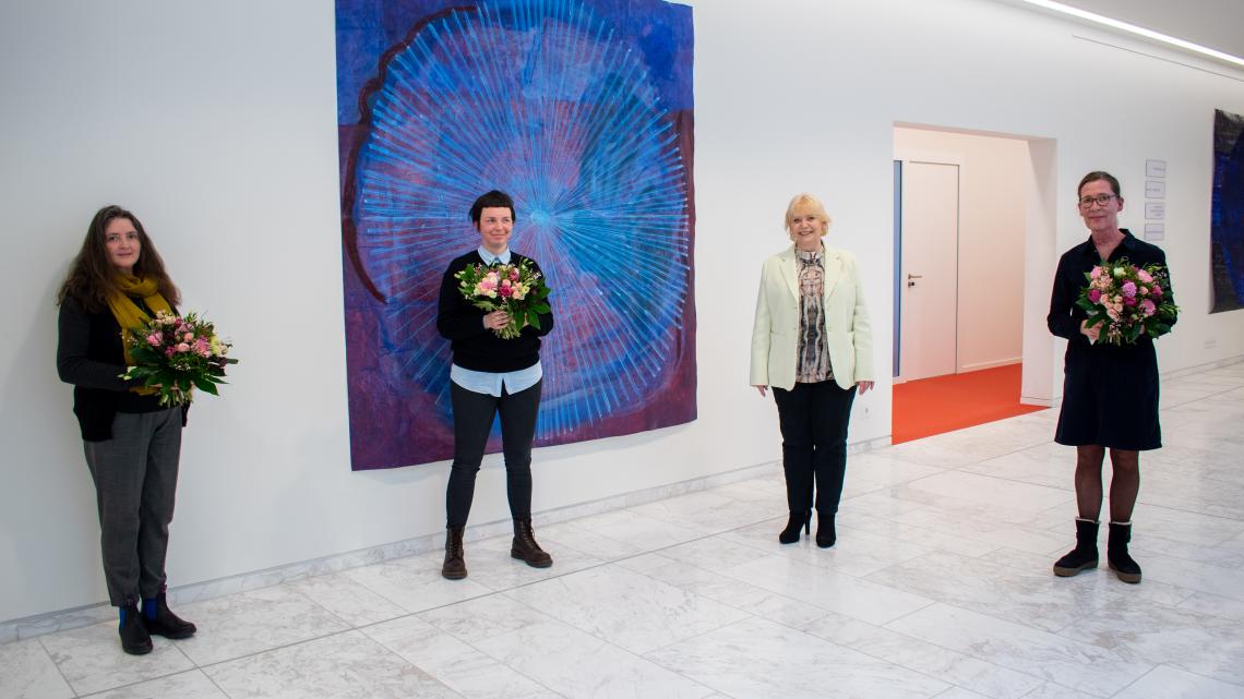 Landtagspräsidentin Prof. Dr. Ulrike Liedtke (2. v. r.) mit Vertreterinnen des Brandenburgischen Verbands Bildender Künstlerinnen und Künstler e. V.: Jutta Pelz (1. v. r.), Vorsitzende des Vorstands, Christiane Bergelt (3. v. r.), Mitglied des Vorstands, und Petra Schmidt Dreyblatt (4. v. r.), Geschäftsführerin.