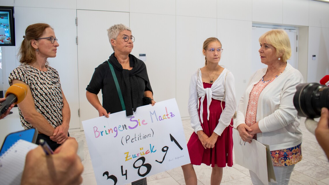 Landtagspräsidentin Prof. Dr. Ulrike Liedtke (r.) nimmt die Petition von Schülerinnen und Schülern einer 6. Klasse aus Lychen entgegen.