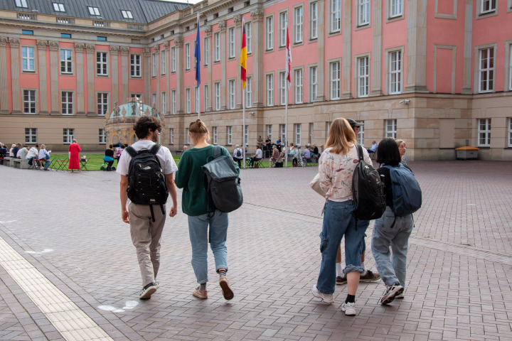 Eintreffen der Gäste zur dritten Veranstaltung „Kunst zur Zeit 2025“ im Innenhof des Landtages.