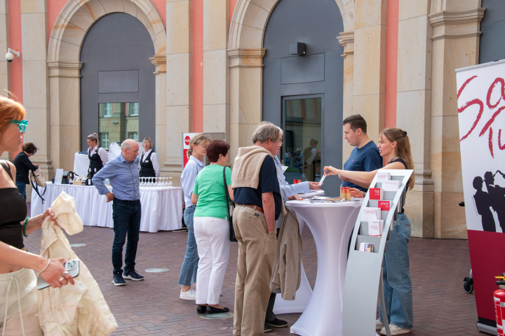 Infostand des Landtages zur Veranstaltung „Kunst zur Zeit 2025“