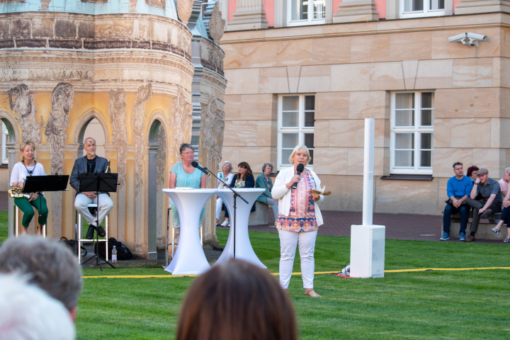 Landtagspräsidentin Prof. Dr. Ulrike Liedtke begrüßt das Saxophon-Duo Sax Two, Sprecherin Gabriele Eichelbaum und die Gäste zur dritten Veranstaltung „Kunst zur Zeit 2025“ im Innenhof des Landtages.
