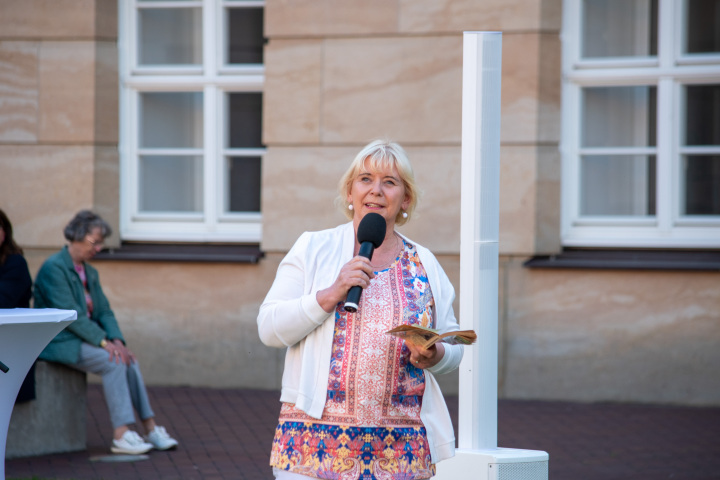Landtagspräsidentin Prof. Dr. Ulrike Liedtke begrüßt das Saxophon-Duo Sax Two, Sprecherin Gabriele Eichelbaum und die Gäste zur dritten Veranstaltung „Kunst zur Zeit 2025“ im Innenhof des Landtages.