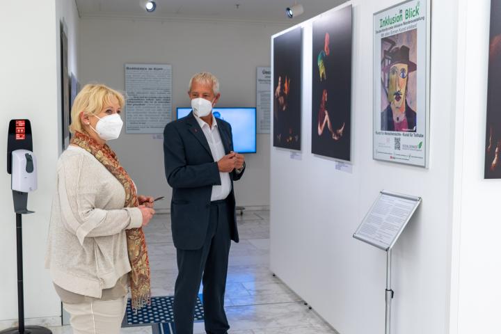 Landtagspräsidentin Prof. Dr. Ulrike Liedtke mit Gerd Miedthank, Vorsitzender des Vereins Sozialdenker e. V., bei der Besichtigung der Ausstellung