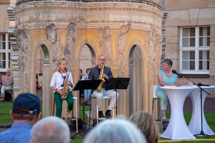 Musikalische Lesung zu Erich Kästner mit dem Saxophon-Duo Sax Two – Matthias Wacker (m.) und Christina Unnerstall (l.) – und Sprecherin Gabriele Eichelbaum (r.)
