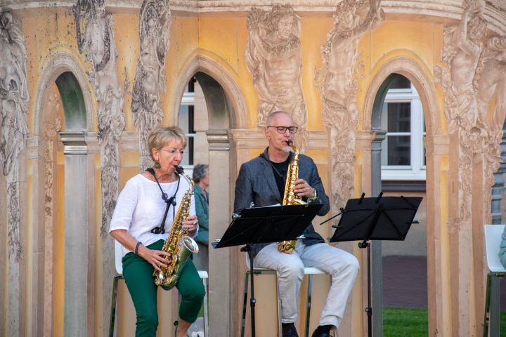 Musikalische Lesung zu Erich Kästner mit dem Saxophon-Duo Sax Two – Matthias Wacker (r.) und Christina Unnerstall (l.)