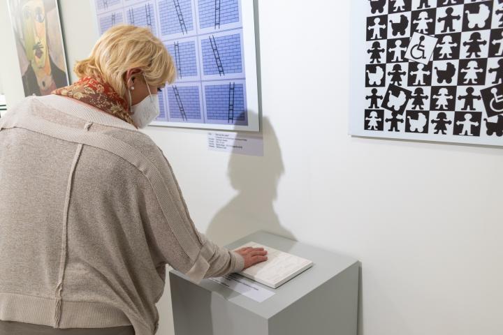 Landtagspräsidentin Prof. Dr. Ulrike Liedtke bei der Besichtigung der Ausstellung