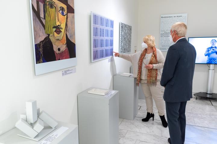 Landtagspräsidentin Prof. Dr. Ulrike Liedtke mit Gerd Miedthank, Vorsitzender des Vereins Sozialdenker e. V., bei der Besichtigung der Ausstellung