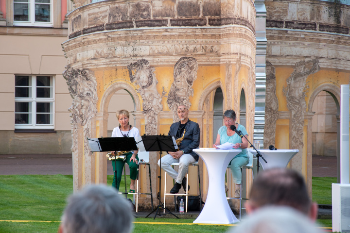 Musikalische Lesung zu Erich Kästner mit dem Saxophon-Duo Sax Two – Matthias Wacker (m.) und Christina Unnerstall (l.) – und Sprecherin Gabriele Eichelbaum (r.)