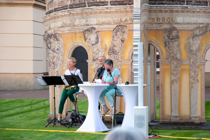 Musikalische Lesung zu Erich Kästner mit dem Saxophon-Duo Sax Two – Matthias Wacker (m.) und Christina Unnerstall (l.) – und Sprecherin Gabriele Eichelbaum (r.)