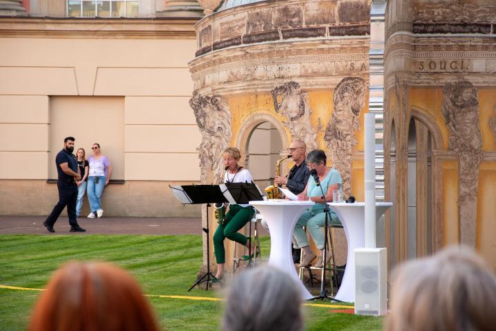 Musikalische Lesung zu Erich Kästner mit dem Saxophon-Duo Sax Two – Matthias Wacker (m.) und Christina Unnerstall (l.) – und Sprecherin Gabriele Eichelbaum (r.)