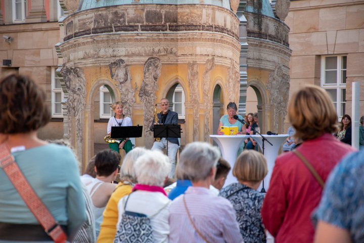 Musikalische Lesung zu Erich Kästner mit dem Saxophon-Duo Sax Two – Matthias Wacker (m.) und Christina Unnerstall (l.) – und Sprecherin Gabriele Eichelbaum (r.)