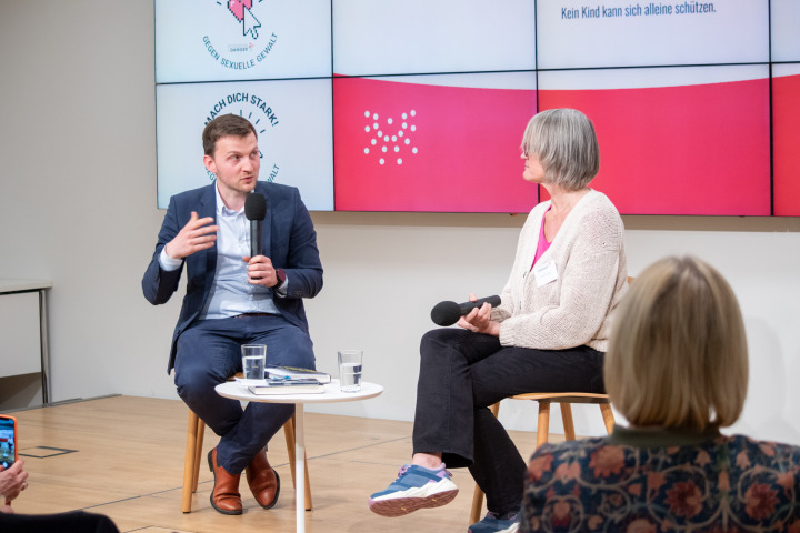 Gespräch zum Thema „Sexualisierte Gewalt im Internet“ mit Julia von Weiler (r.), Vorstandsmitglied im Verein Innocence in Danger e. V. und Daniel Moßbrucker (l.), Investigativjournalist und Darknet-Experte