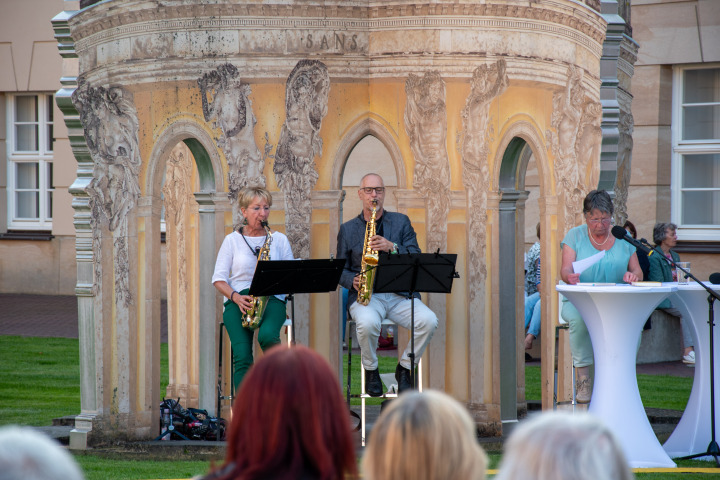 Musikalische Lesung zu Erich Kästner mit dem Saxophon-Duo Sax Two – Matthias Wacker (m.) und Christina Unnerstall (l.) – und Sprecherin Gabriele Eichelbaum (r.)