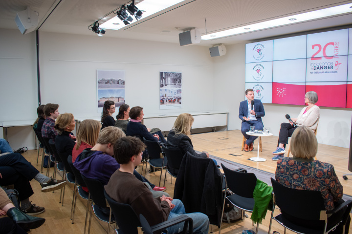 Gespräch zum Thema „Sexualisierte Gewalt im Internet“ mit Julia von Weiler (r.), Vorstandsmitglied im Verein Innocence in Danger e. V. und Daniel Moßbrucker (l.), Investigativjournalist und Darknet-Experte