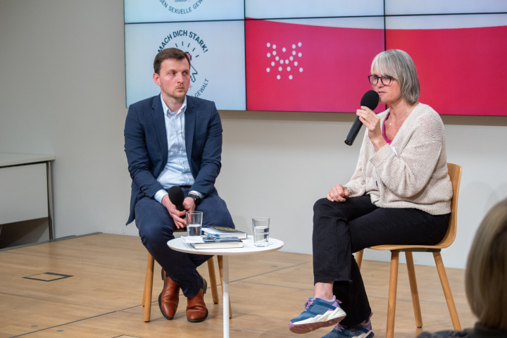 Gespräch zum Thema „Sexualisierte Gewalt im Internet“ mit Julia von Weiler (r.), Vorstandsmitglied im Verein Innocence in Danger e. V. und Daniel Moßbrucker (l.), Investigativjournalist und Darknet-Experte, sowie Autor des Buches „Direkt vor unserem Auge: Wie Pädokriminelle im Internet vorgehen - und wie wir Kinder davor schützen“