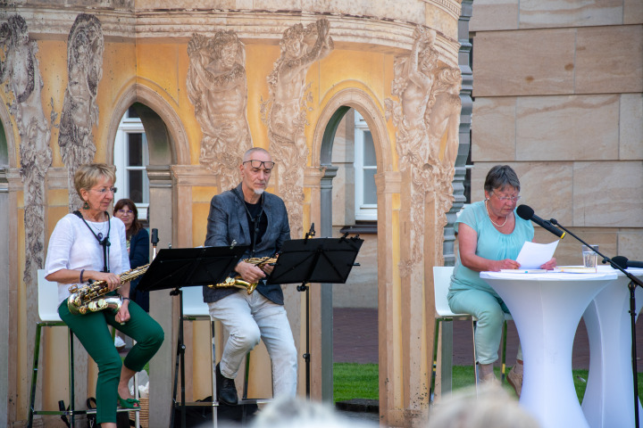 Musikalische Lesung zu Erich Kästner mit dem Saxophon-Duo Sax Two – Matthias Wacker (m.) und Christina Unnerstall (l.) – und Sprecherin Gabriele Eichelbaum (r.)