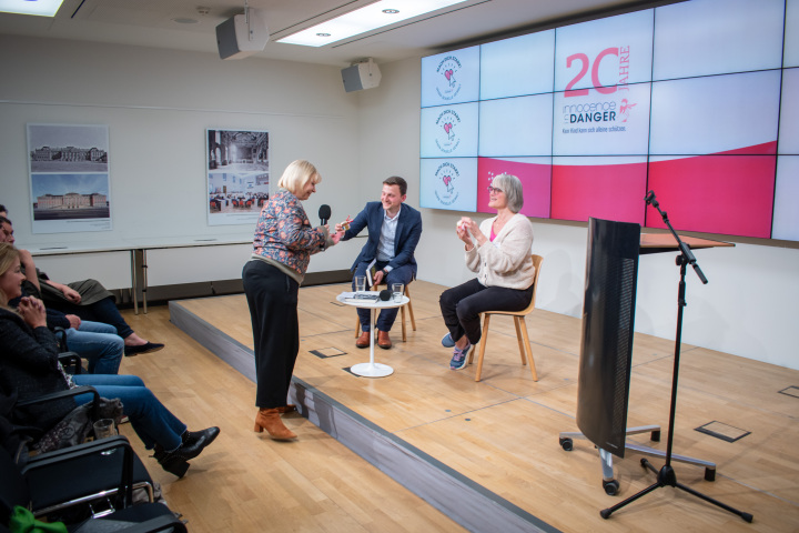 Landtagspräsidentin Prof. Dr. Ulrike Liedtke (l.) bedankt sich bei Julia von Weiler (r.) und Daniel Moßbrucker (m.)