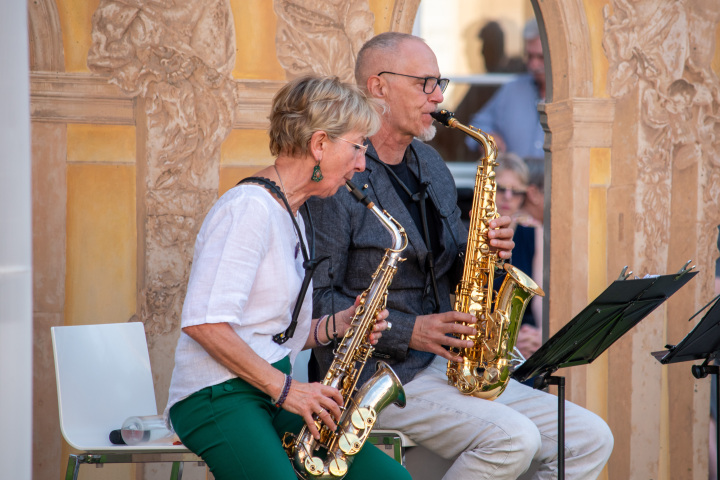 Musikalische Lesung zu Erich Kästner mit dem Saxophon-Duo Sax Two – Matthias Wacker (r.) und Christina Unnerstall (l.)