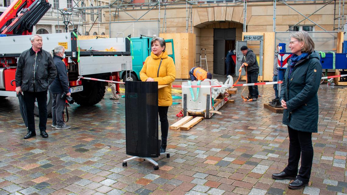 Der Landtag Brandenburg hat weiteren Figurenschmuck erhalten. Die Vizepräsidentin des Landtages, Barbara Richstein (m.), dankte dem Verein Stadtschloss Potsdam e.V., der Stiftung Preußische Schlösser und Gärten Berlin-Brandenburg (SPSG), den beteiligten Handwerkern sowie allen Spenderinnen und Spendern.