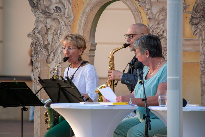 Musikalische Lesung zu Erich Kästner mit dem Saxophon-Duo Sax Two – Matthias Wacker (m.) und Christina Unnerstall (l.) – und Sprecherin Gabriele Eichelbaum (r.)