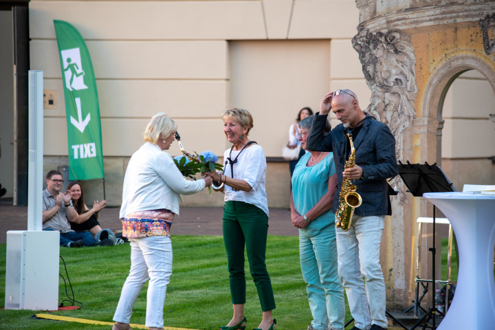 Landtagspräsidentin Prof. Dr. Ulrike Liedtke (l.) bedankt sich bei Christine Unnerstall