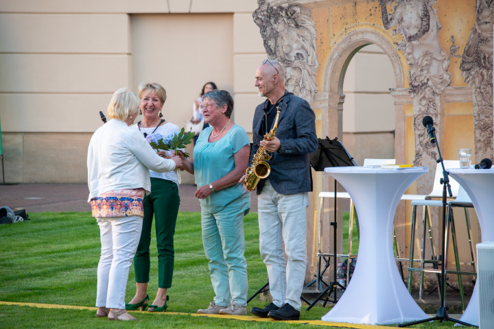Landtagspräsidentin Prof. Dr. Ulrike Liedtke (l.) bedankt sich bei Gabriele Eichelbaum