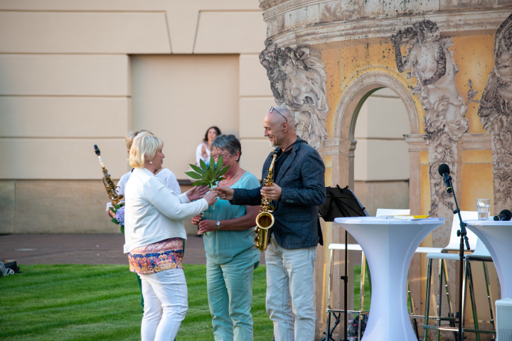 Landtagspräsidentin Prof. Dr. Ulrike Liedtke (l.) bedankt sich bei Matthias Wacker