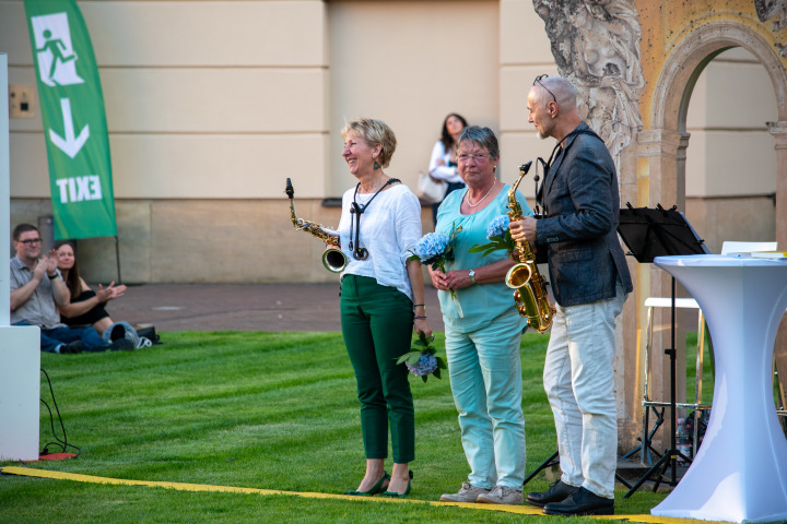 Das Saxophon-Duo Sax Two – Matthias Wacker (r.) und Christina Unnerstall (l.) – und Sprecherin Gabriele Eichelbaum (m.) bedanken sich beim Publikum