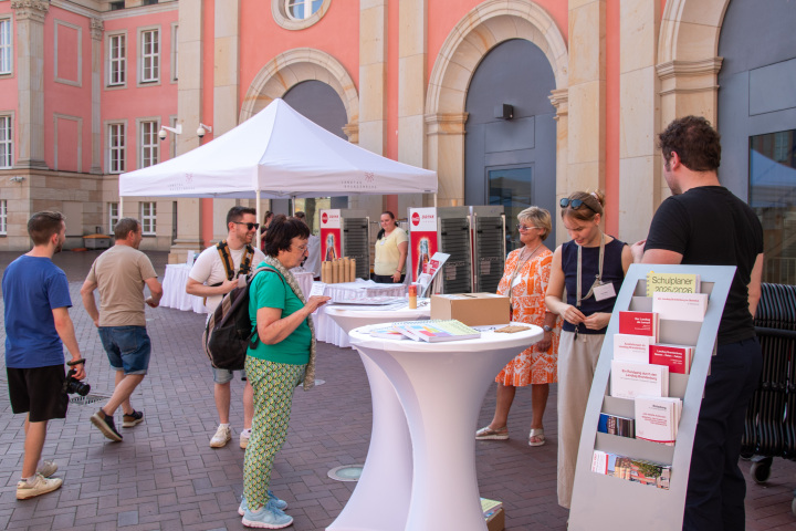 Infostand des Landtages zur Veranstaltung „Kunst zur Zeit 2025“