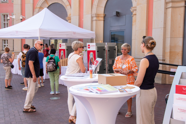 Infostand des Landtages zur Veranstaltung „Kunst zur Zeit 2025“