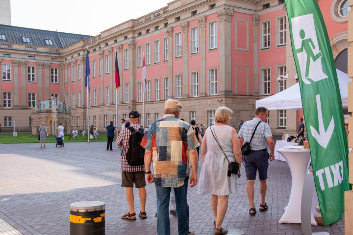 Eintreffen der Gäste zur vierten Veranstaltung „Kunst zur Zeit 2025“ im Innenhof des Landtages.