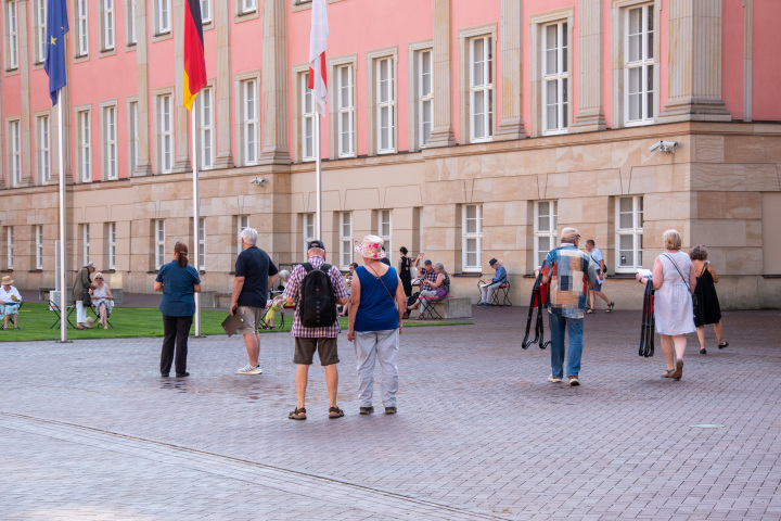 Eintreffen der Gäste zur vierten Veranstaltung „Kunst zur Zeit 2025“ im Innenhof des Landtages.