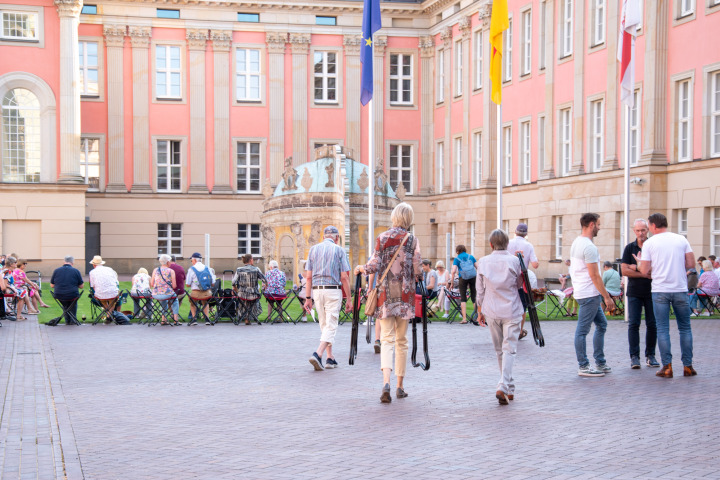 Eintreffen der Gäste zur vierten Veranstaltung „Kunst zur Zeit 2025“ im Innenhof des Landtages.
